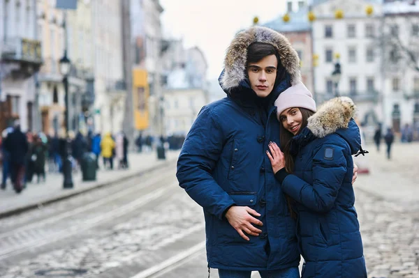 A trendy young couple walks in the city at christmastime — Stock Photo, Image