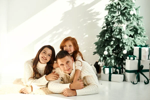 Noel ağacının yanında, kutuları olan mutlu bir ailenin portresi — Stok fotoğraf
