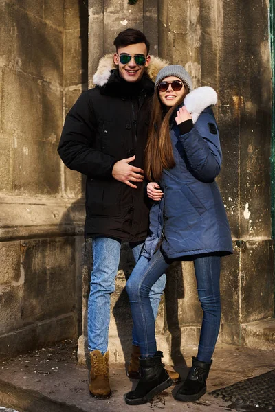 Una giovane coppia alla moda passeggia in città a Natale — Foto Stock