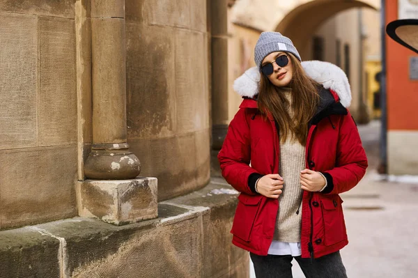 Porträtt av en ung fashionabel flicka går på gatan i th — Stockfoto