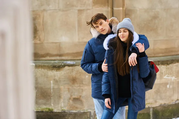 Un jeune couple branché se promène dans la ville à Noël — Photo