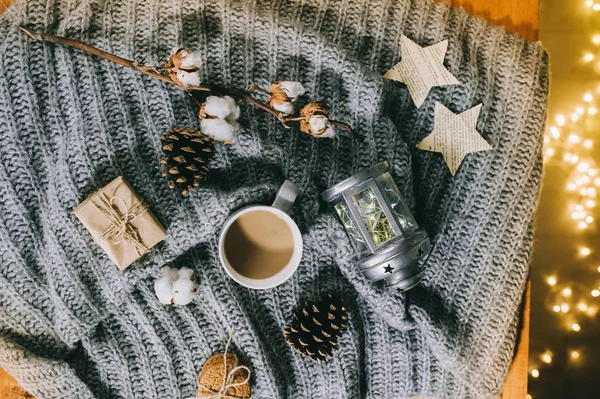 Jul kopp kaffe på en grå bakgrund med en suddig ligh — Stockfoto