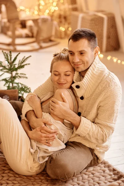 Genç bir aile babası, anne ve küçük oğulları eğleniyor. — Stok fotoğraf