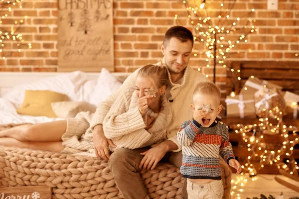 Mutlu aile anne baba ve çocuk Noel sabahı yatakta — Stok fotoğraf