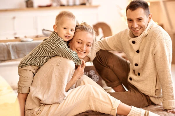 En ung familj pappa, mamma och deras lilla son har en rolig lek — Stockfoto