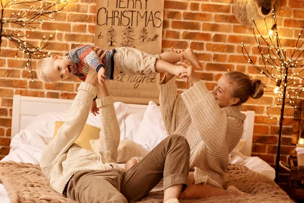 家族母父と子ベッドでクリスマスの朝 — ストック写真