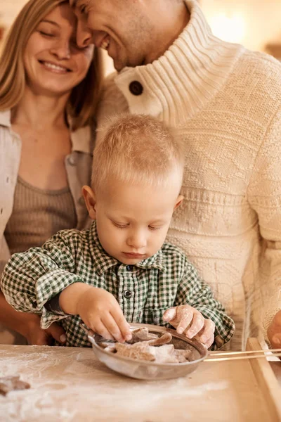Ein junger Familienvater, eine Mutter und ihr kleiner Sohn haben Spaß beim Spielen — Stockfoto