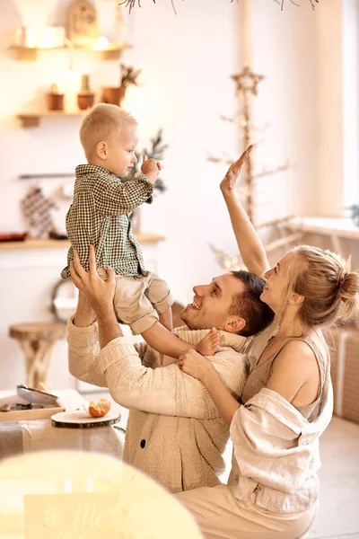 Genç bir aile babası, anne ve küçük oğulları eğleniyor. — Stok fotoğraf