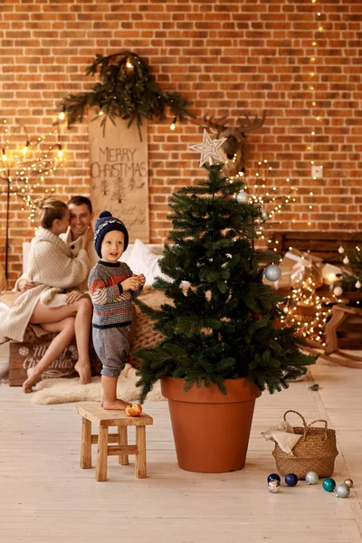 Un dormitorio familiar joven y feliz decora el árbol de Navidad — Foto de Stock