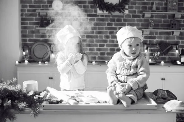 Šťastná rodina vtipné děti připravují těsto, hrát si s fl — Stock fotografie