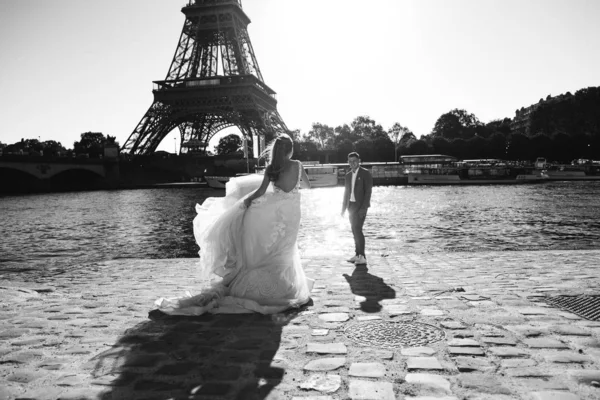 Feliz casal romântico abraçando perto da torre Eiffel em P — Fotografia de Stock