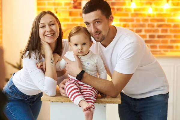 Um jovem pai de família, a mãe e sua filhinha se divertir e — Fotografia de Stock