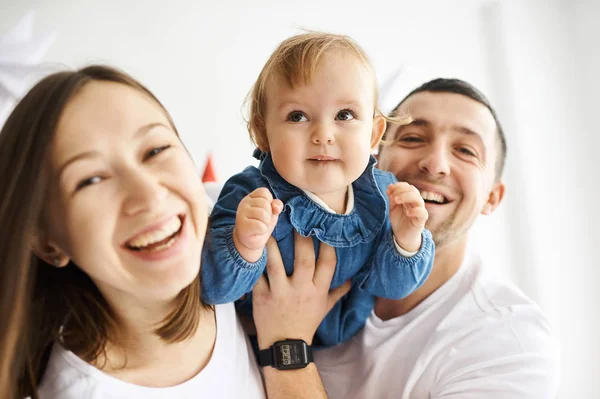 Mutlu aile anne baba ve çocuk Noel sabahı yatakta — Stok fotoğraf