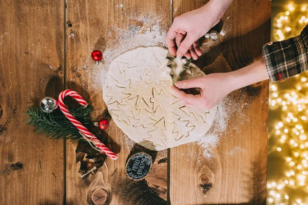 Preparando biscoitos de Natal em um fundo de madeira, flatlay, topo Fotos De Bancos De Imagens