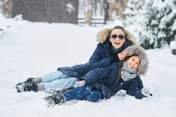 A young mother with her children have a fun and playing outdoor — Stock Photo, Image