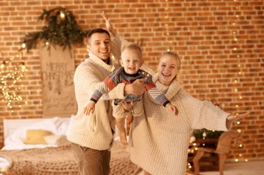 mutlu aile anne baba ve çocuk Noel sabahı yatakta