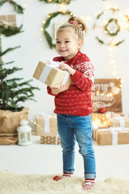 Kırmızı Noel süveteri giymiş güzel bir kızın portresi.