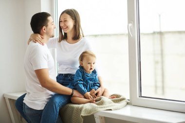 mutlu aile anne baba ve çocuk Noel sabahı yatakta