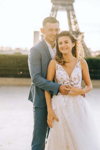 Feliz casal romântico abraçando perto da torre Eiffel em P — Fotografia de Stock