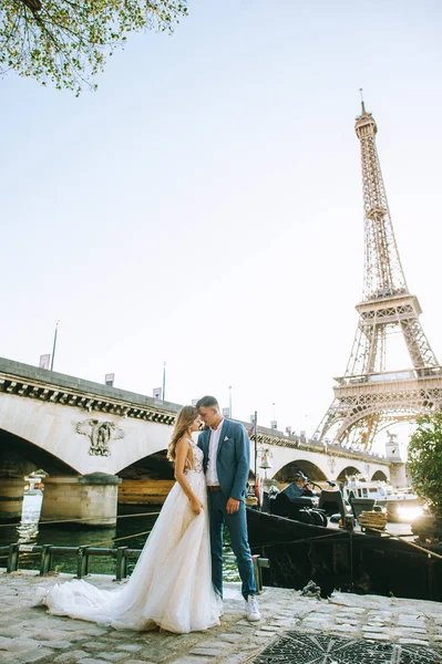 Happy romantic married couple hugging near the Eiffel tower in P — Stock Photo, Image