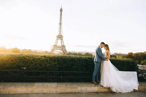 Felice coppia romantica sposata che si abbraccia vicino alla torre Eiffel in P — Foto Stock