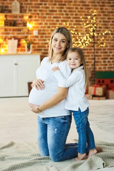 Portret małej córeczki z ciężarną matką w — Zdjęcie stockowe