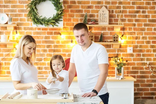Genç ve güzel bir aile Noel 'de eğleniyor ve yemek pişiriyor. — Stok fotoğraf