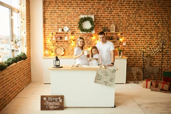 Junge schöne Familie mit Spaß und Kochen in der Weihnachtszeit — Stockfoto