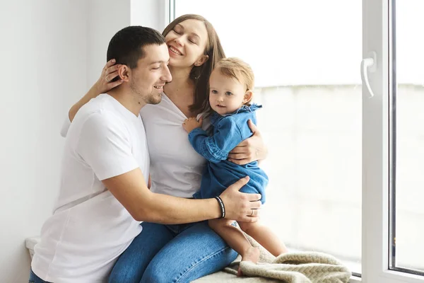 Feliz familia madre padre e hijo en la mañana de Navidad en la cama — Foto de Stock