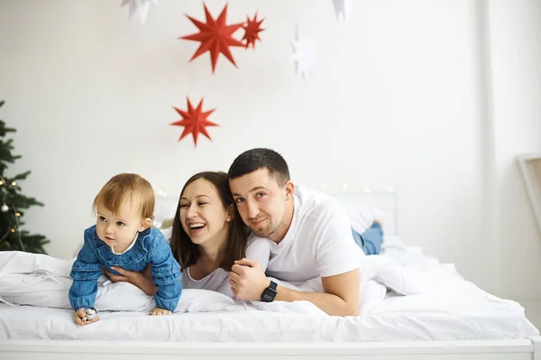 Glückliche Familienmutter Vater und Kind an Heiligabend im Bett — Stockfoto