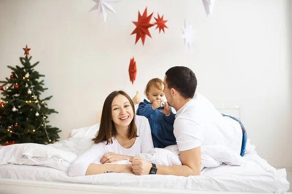 Glückliche Familienmutter Vater und Kind an Heiligabend im Bett — Stockfoto