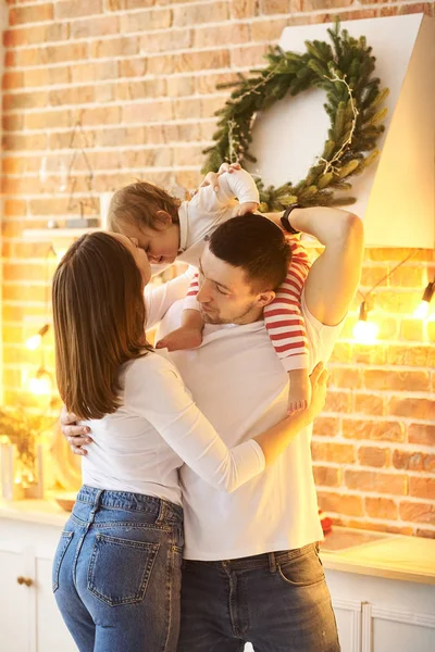 Eine junge Familie Vater, Mutter und ihre kleine Tochter haben einen Spaß und — Stockfoto
