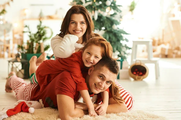 Porträt einer glücklichen Familie im Schlafanzug in der Küche auf der — Stockfoto