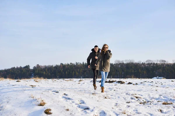 Couple heureux étreignant et riant à l'extérieur en hiver — Photo