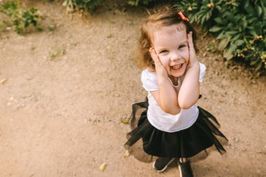 Yakışıklı genç baba ve güzel anne güneşli yaz doğasında sevimli küçük çocuklarıyla oynuyorlar.