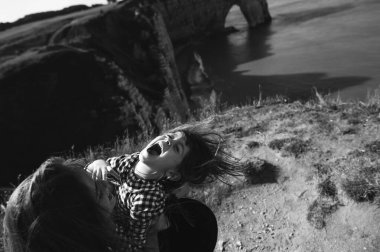 Okyanusun kumlu sahillerinde güzel, genç bir aile dinleniyor ve eğleniyor.