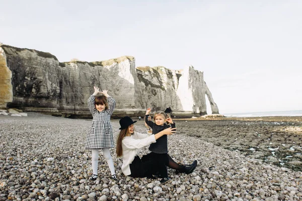 Una Bella Giovane Famiglia Sulla Riva Sabbiosa Dell Oceano Rilassante — Foto Stock