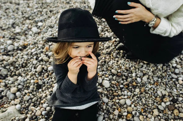 Vacker Ung Familj Havets Sandstrand Som Kopplar Och Har Roligt — Stockfoto