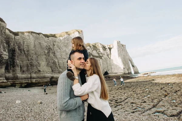 Una Hermosa Familia Joven Orilla Arenosa Del Océano Relajante Divertirse — Foto de Stock