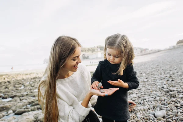 Vacker Ung Familj Havets Sandstrand Som Kopplar Och Har Roligt — Stockfoto