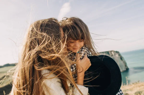 Een Prachtige Jonge Familie Aan Zandkust Van Oceaan Ontspannen Hebben — Stockfoto