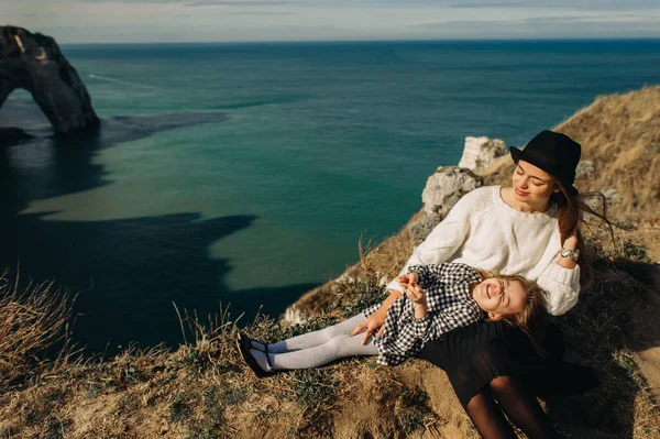 Krásná Mladá Rodina Písečném Břehu Oceánu Relaxaci Bavte — Stock fotografie