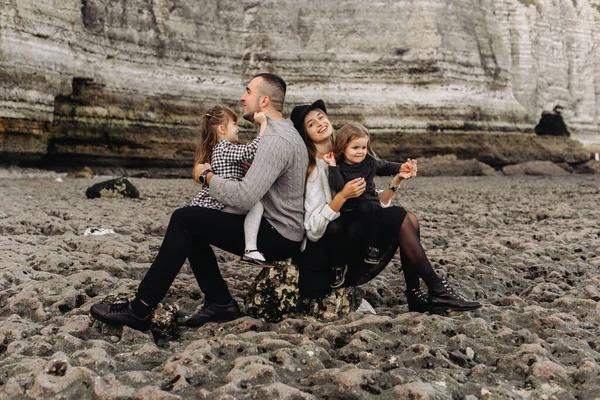 Une Belle Jeune Famille Sur Rive Sablonneuse Océan Détendre Amuser — Photo