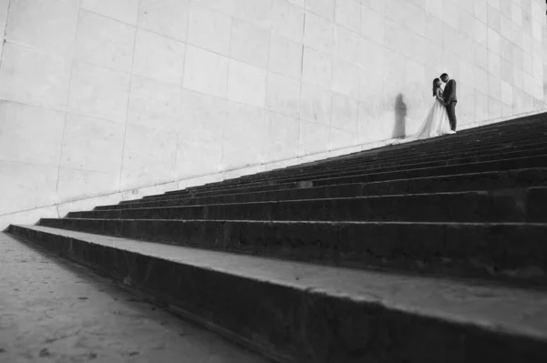 Felice Sposa Sposo Godendo Loro Matrimonio Parigi — Foto Stock