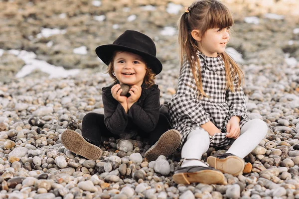 Счастливые Дети Играющие Океаном — стоковое фото