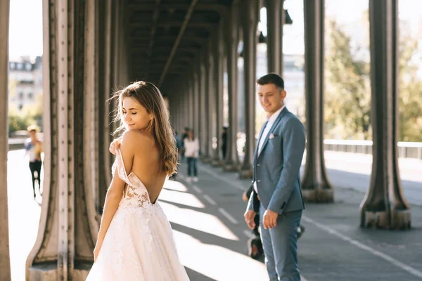 Novia Feliz Novio Disfrutando Boda París —  Fotos de Stock