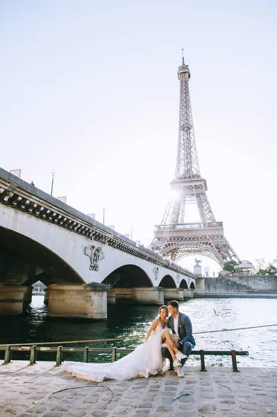 Glückliches Brautpaar Genießt Seine Hochzeit Paris — Stockfoto