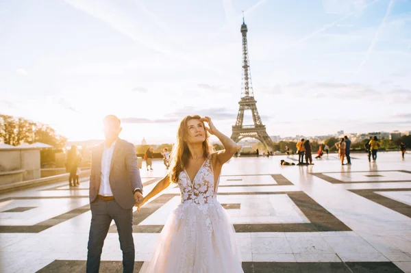 Onnellinen Morsian Sulhanen Nauttivat Häät Pariisissa — kuvapankkivalokuva