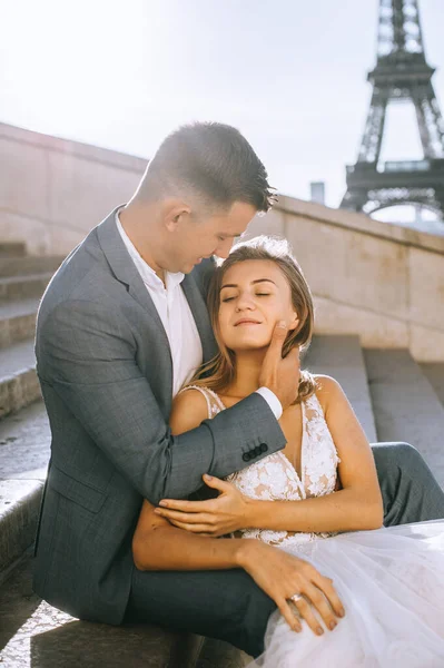 Noiva Feliz Noivo Desfrutando Seu Casamento Paris — Fotografia de Stock