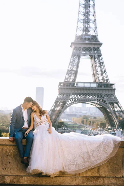 Glückliches Brautpaar Genießt Seine Hochzeit Paris — Stockfoto